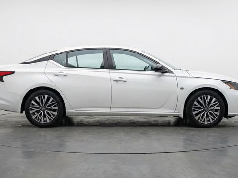 Used 2025 Nissan Altima 2.5 SV image 11