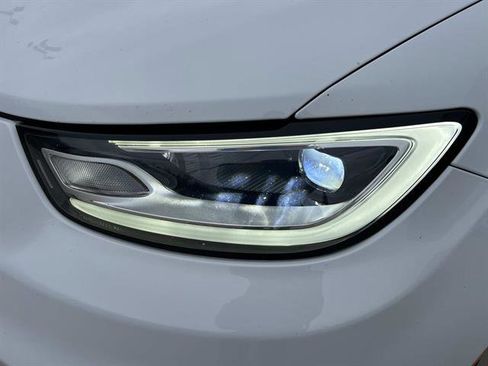 Used 2024 Chrysler Pacifica Touring-L image 10