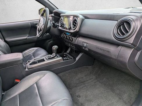Used 2018 Toyota Tacoma TRD Off-Road image 19