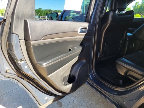 Used 2018 Jeep Grand Cherokee Altitude AWD/4WD image 19