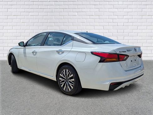 Used 2025 Nissan Altima 2.5 SV FWD image 3