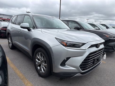 Used 2024 Toyota Grand Highlander AWD Hybrid image 2