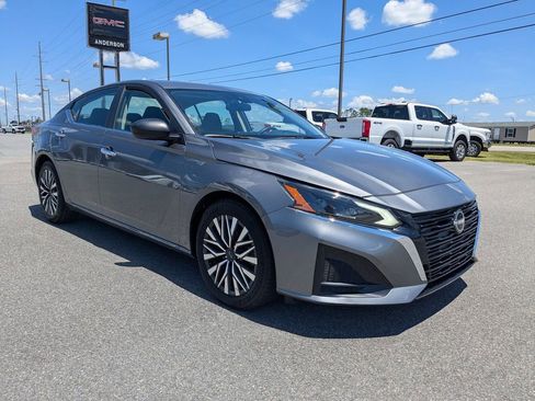 Used 2024 Nissan Altima 2.5 SV image 2