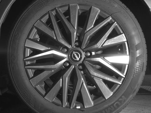 Used 2025 Nissan Altima 2.5 SV FWD image 14