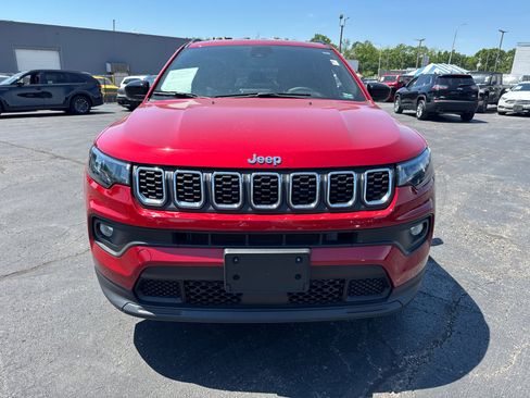 Used 2025 Jeep Compass Latitude AWD/4WD image 2