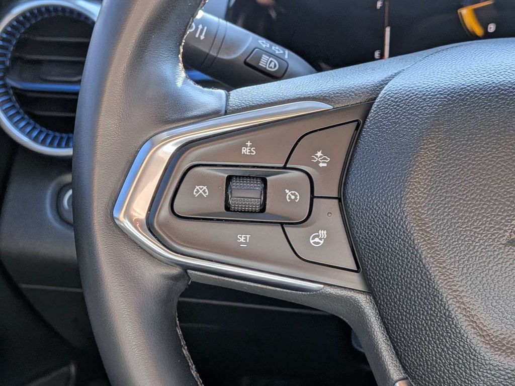 Used 2025 Chevrolet Trax LT w/ Driver Confidence Package FWD image 23