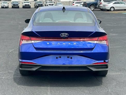 Used 2023 Hyundai Elantra SEL w/ Preferred Accessory Package FWD image 4