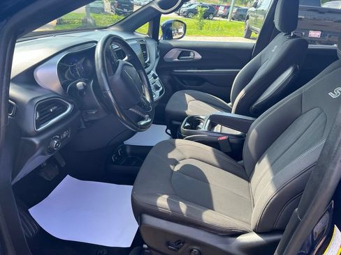 Used 2019 Chrysler Pacifica Touring Plus w/ Advanced Safetytec Group FWD image 4