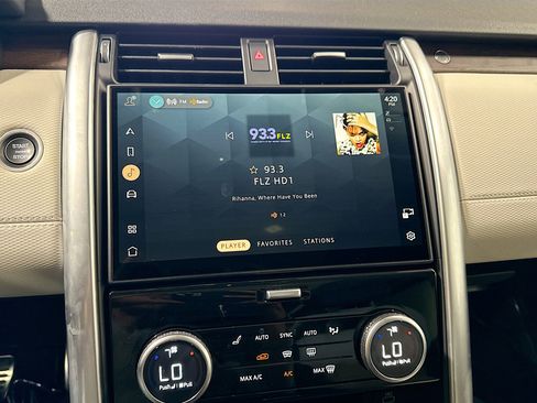 Used 2025 Land Rover Discovery Dynamic SE image 31