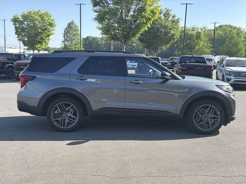 Used 2025 Ford Explorer ST-Line w/ ST-Line Street Pack AWD/4WD image 13