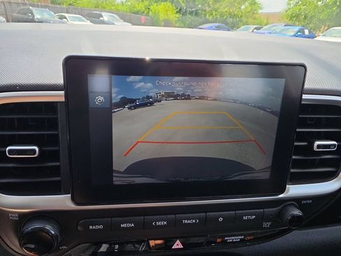 Certified 2025 Hyundai Venue SE FWD image 20