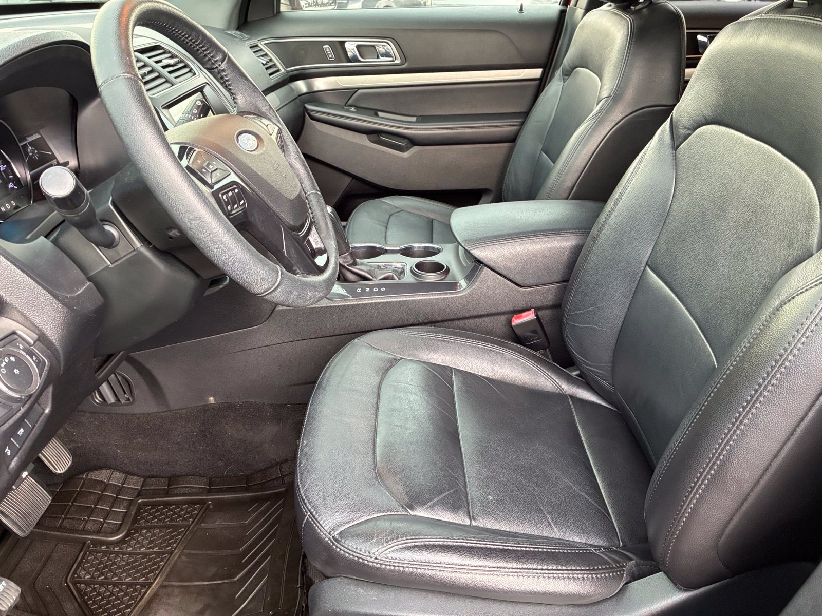 Used 2018 Ford Explorer XLT w/ Equipment Group 202A FWD image 13