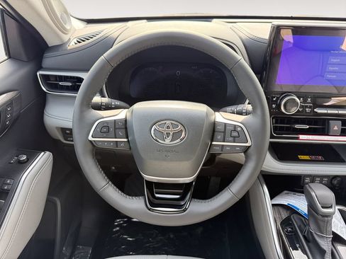 New 2026 Toyota Highlander Platinum AWD/4WD image 12
