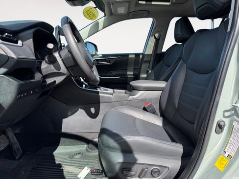 Used 2023 Toyota RAV4 XLE Premium image 11