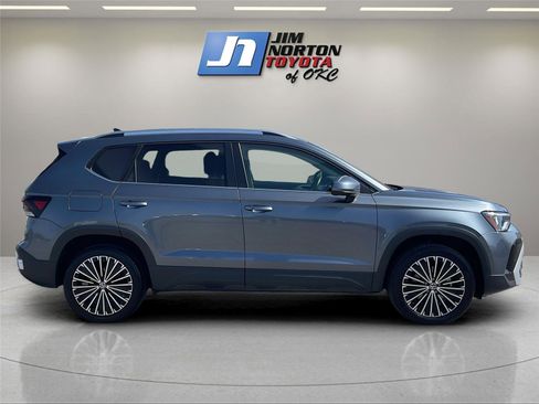 Used 2025 Volkswagen Taos SE image 4