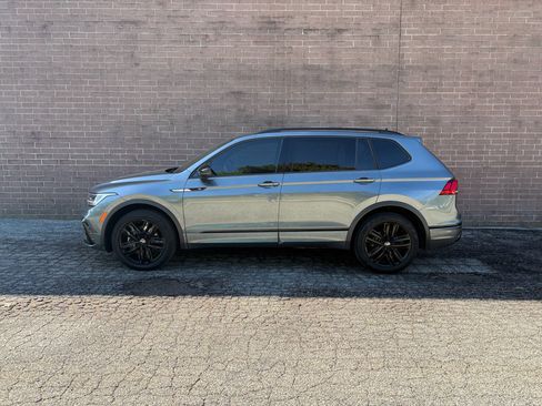 Used 2022 Volkswagen Tiguan SE R-Line AWD/4WD image 2