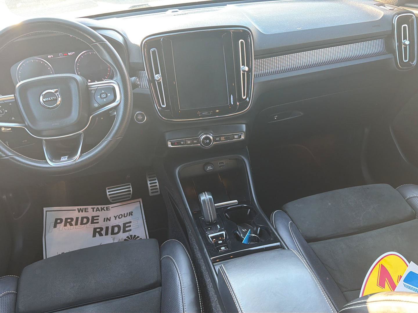 Used 2019 Volvo XC40 T4 R-Design FWD image 2