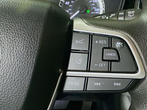 Used 2023 Toyota Highlander L image 17