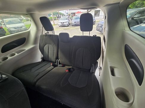 Used 2017 Chrysler Pacifica LX FWD image 29