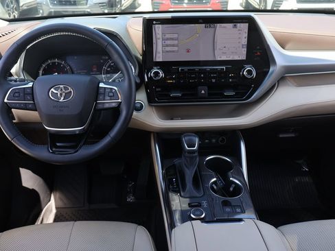 Used 2021 Toyota Highlander Platinum AWD/4WD image 17
