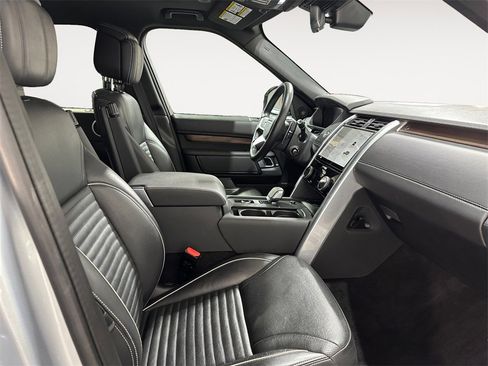 Used 2024 Land Rover Discovery Dynamic SE image 15