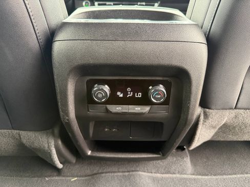 Used 2025 Chevrolet Traverse LT FWD image 34