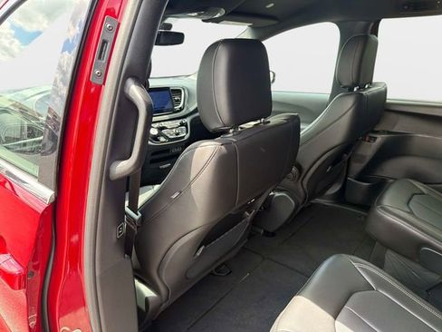 Used 2025 Chrysler Pacifica Select FWD image 12