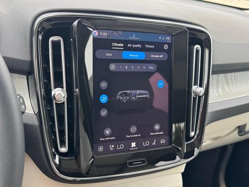 Certified 2026 Volvo XC40 B5 Plus AWD/4WD image 17