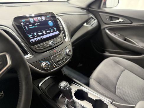 Used 2017 Chevrolet Malibu LT image 21