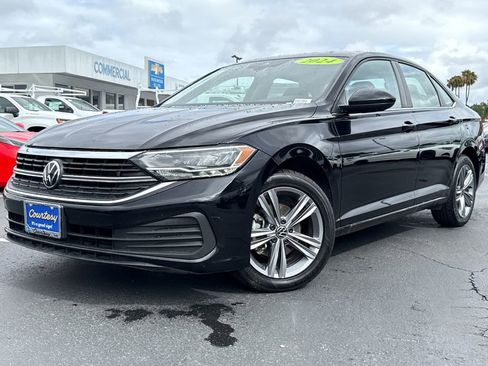 Used 2024 Volkswagen Jetta SE FWD image 2