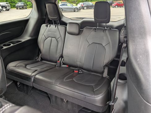 Used 2025 Chrysler Pacifica Select FWD image 18