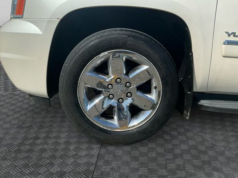 Used 2011 GMC Yukon SLT w/ SLT-2 Equipment Package AWD/4WD image 14