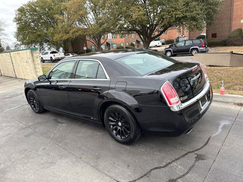 Used 2013 Chrysler 300 image 4