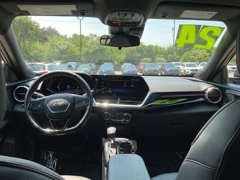 Used 2024 Chevrolet Trax RS w/ Sunroof Package FWD image 31