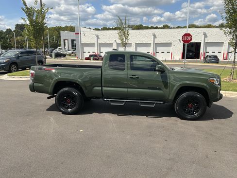 Used 2022 Toyota Tacoma TRD Sport w/ TRD Premium Sport Package AWD/4WD image 11
