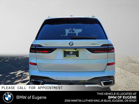 Used 2024 BMW X7 xDrive40i w/ M Sport Package AWD/4WD image 4