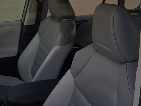 Used 2020 Toyota RAV4 Limited image 26