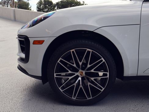 Certified 2025 Porsche Macan image 11