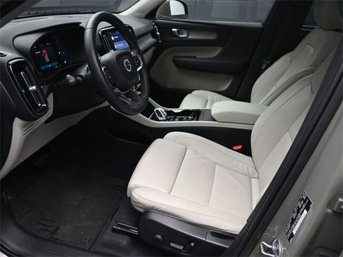 Used 2023 Volvo XC40 B5 Plus w/ Protection Package Premier image 17