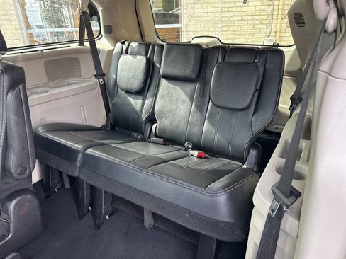 Used 2016 Chrysler Town & Country Touring w/ Driver Convenience Group image 8