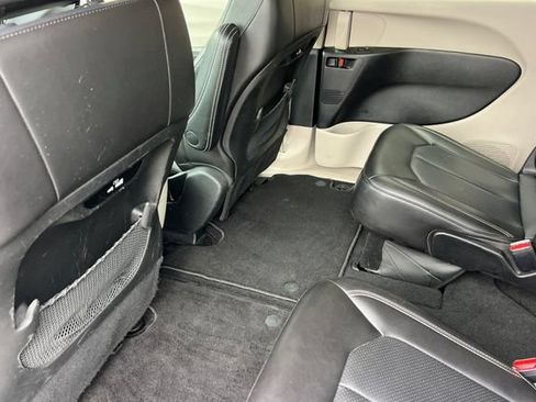 Used 2023 Chrysler Pacifica Touring-L FWD image 15