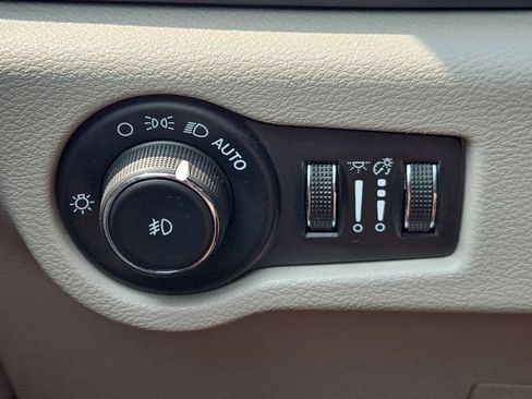 Used 2024 Chrysler Pacifica Touring-L FWD image 24