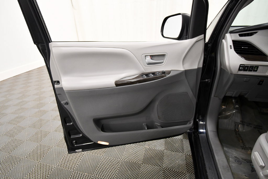 Used 2017 Toyota Sienna XLE Premium FWD image 13
