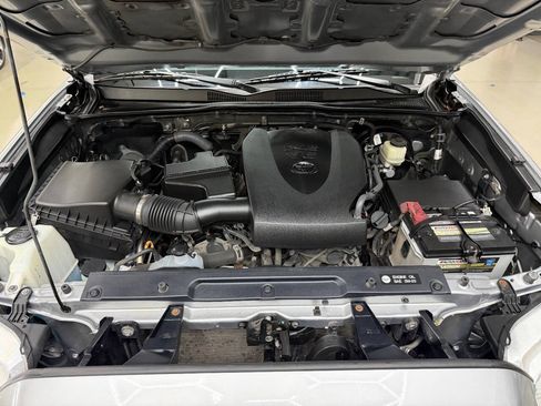 Used 2017 Toyota Tacoma SR5 w/ Tow Package AWD/4WD image 7
