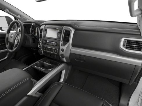 Used 2017 Nissan Titan PRO-4X w/ Pro-4x Convenience Package AWD/4WD image 11