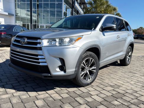 Used 2018 Toyota Highlander LE image 1