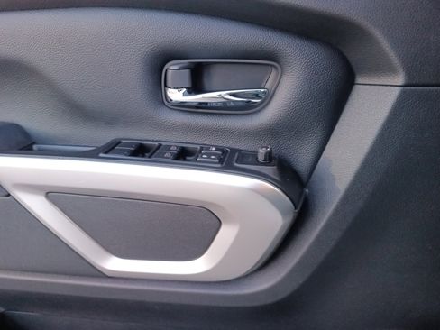 Used 2023 Nissan Titan SV w/ SV Convenience Package image 23