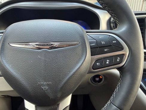 Used 2023 Chrysler Pacifica Touring-L image 11