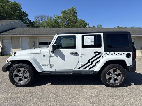 Used 2017 Jeep Wrangler Unlimited Sahara w/ Connectivity Group AWD/4WD image 12