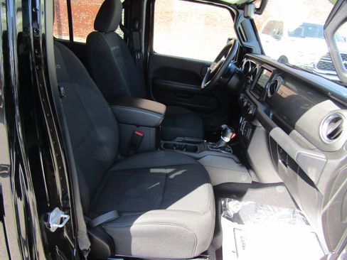Used 2023 Jeep Gladiator Overland AWD/4WD image 17